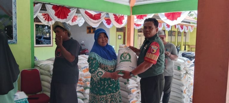 Pastikan Bantuan Tepat Sasaran, Babinsa Umbul Turut Kawal Pendistribusian Beras kepada Warga Pastikan Bantuan Tepat Sasaran, Babinsa Umbul Turut Kawal Pendistribusian Beras kepada Warga