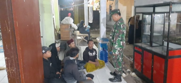 Babinsa Kelurahan Tompokersan Laksanakan Patroli Wilayah, Tingkatkan Siskamling untuk Keamanan Lingkungan Babinsa Kelurahan Tompokersan Laksanakan Patroli Wilayah, Tingkatkan Siskamling untuk Keamanan Lingkungan
