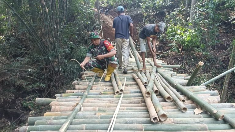 Semangat Gotong Royong Dusun Sekar Mulyo: Jembatan Bambu untuk Kesejahteraan Warga