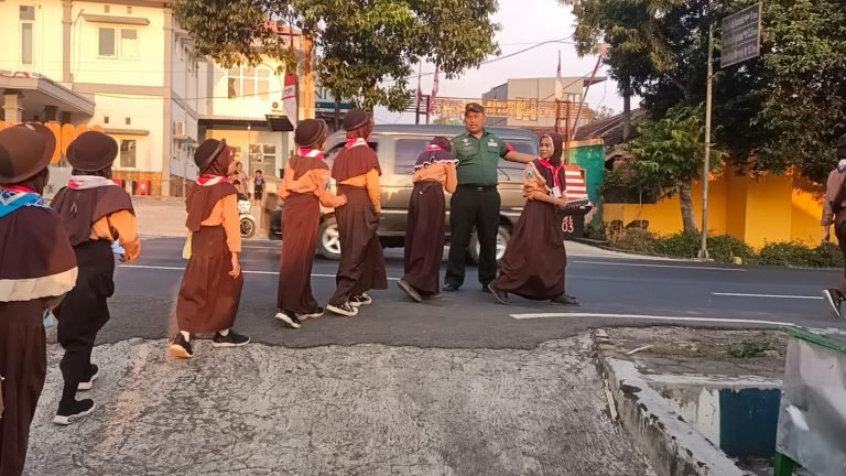 Babinsa Ranuyoso Bantu Penyebrangan, Prioritaskan Keamanan Warga dan Pelajar