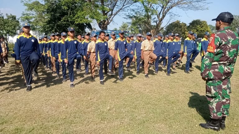 Babinsa Kedungmoro Melatih Kedisiplinan Siswa SMP Negeri 01 Kunir untuk Seleksi Lomba Gerak Jalan