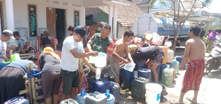 Danposramil Kedungjajang, Kerahkan Babinsanya Turut Berperan dalam Pendistribusian Air Bersih