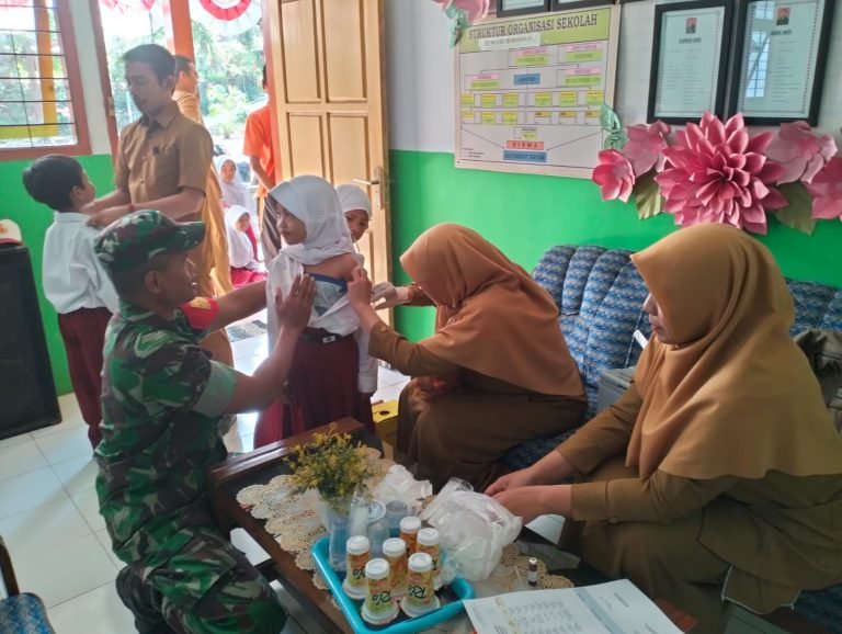 Program Bulan Imunisasi Anak Sekolah, Babinsa Grobogan Dampingi Nakes Giat Imunisasi di SDN Grobogan 03