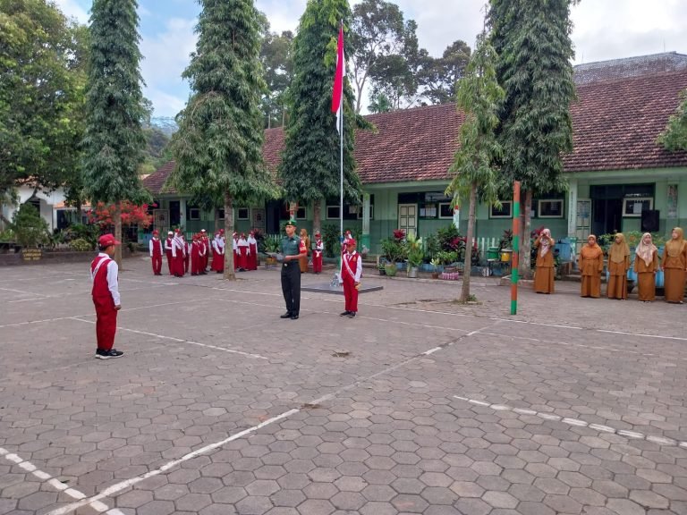 Serda Muhaimin Berikan Arahan Saat Menjadi Irup Upacara di SD Negeri Tegalrandu 01