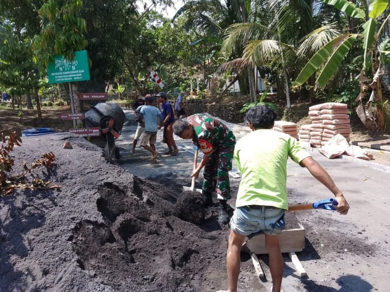 Gotong Royong Wujudkan Jalan Rabat Beton: Sinergi Babinsa dan Warga Sumberpetung