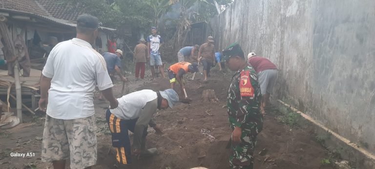 Gotong Royong Warga Desa Pulo: Bangun Jalan Menuju Pemakaman Umum dan Jalan Penghubung Antar Desa