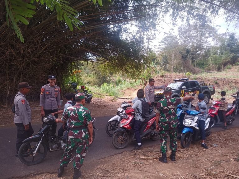 Personel Koramil dan Polsek Kedungjajang Bersinergi Laksanakan Patroli Wilayah Cegah Kejahatan