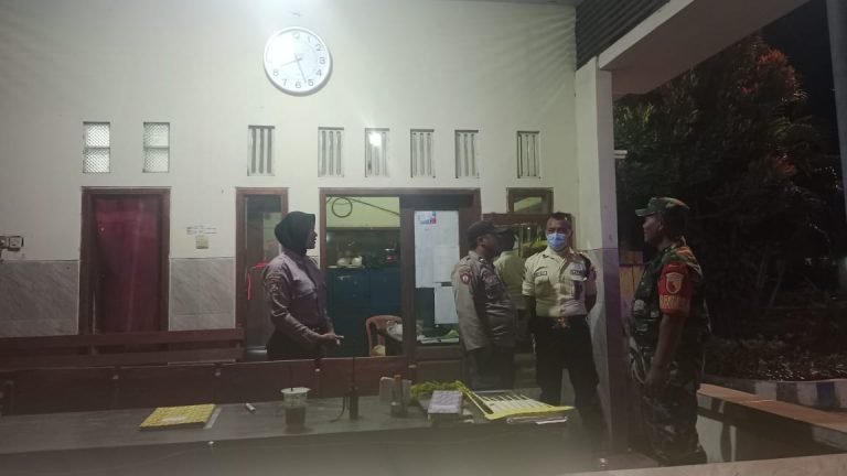 Wujudkan Sinergi Babinsa dan Babinkamtibmas Sukosari, Laksanakan Patroli Malam untuk Tingkatkan Keamanan Lingkungan Wujudkan Sinergi Babinsa dan Babinkamtibmas Sukosari, Laksanakan Patroli Malam untuk Tingkatkan Keamanan Lingkungan