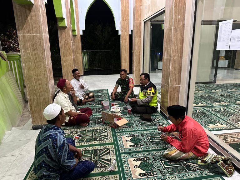 Ciptakan Kondusifitas Wilayah, Koramil Bersama Polsek Pronojiwo Gelar Patroli Dialogis