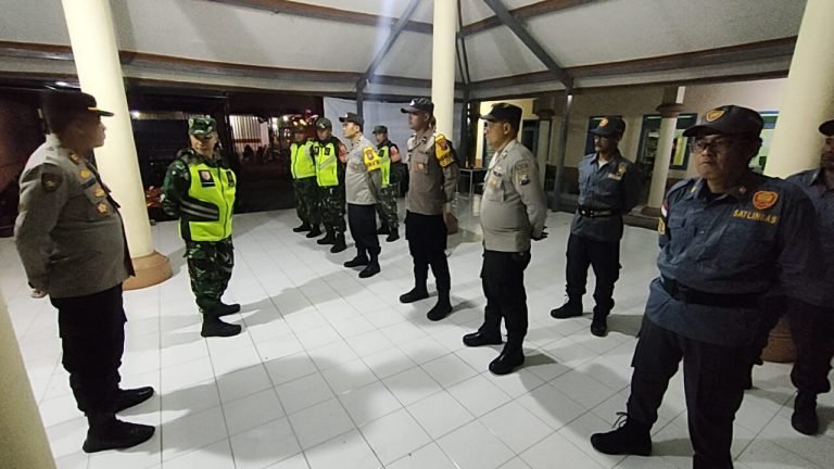 Patroli Dua Pilar Tingkatkan Sinergitas TNI-Polri dalam Menjaga Kamtibmas di Kecamatan Tekung