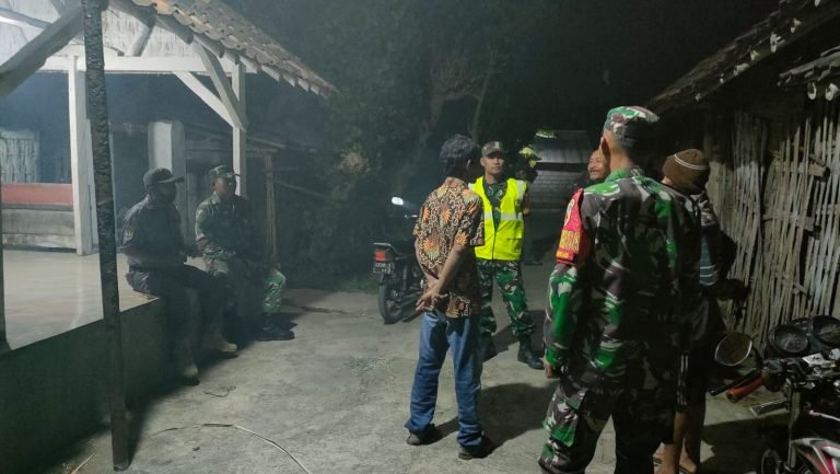 TingkatkanKamtibmas Babinsa Bersama Babinkamtibmas Sumbersari Laksanakan Patroli