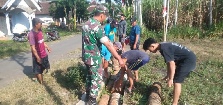 Gotong Royong Babinsa Karanganom dan Warga, Pembersihan Pohon dan Ranting di Jalan Dusun