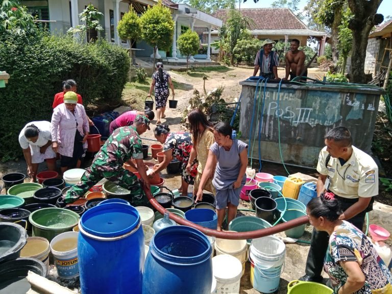 Distribusi AirBersih di Dusun Ngesong: Babinsa dan Forkopimdes Barat Bersama CV. MustikatamaLumajang