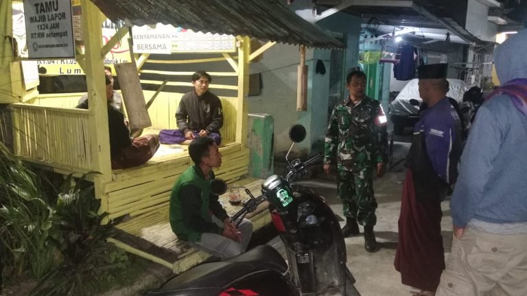Patroli Wilayah Babinsa Labruk Lor: Upaya Bersama Meningkatkan Keamanan Lingkungan