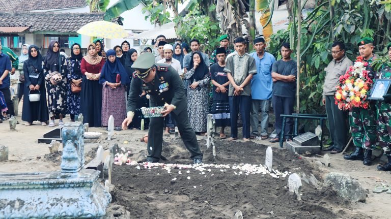 Dandim 0821/Lumajang Pimpin Upacara Pemakaman Militer Anggota TNI