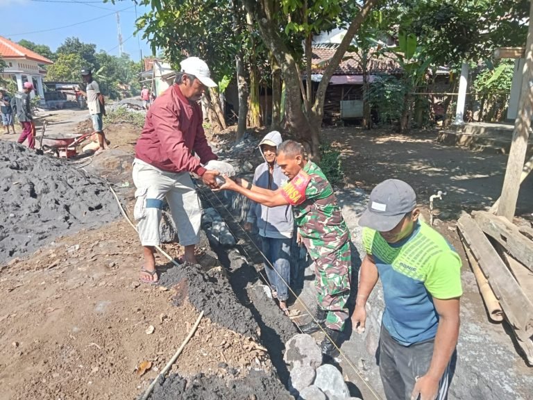 Dukung Program Pembangunan Pemerintah Desa, Babinsa Sruni Terlibat dalam Karya Bakti Pembangunan Drainase