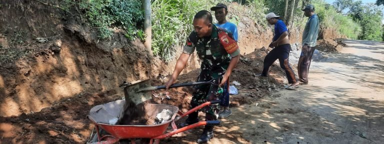 Kawal Program Desa, Babinsa Bersama Warga Laksanakan Karya Bakti Pembangunan Drainase di Dusun Krajan