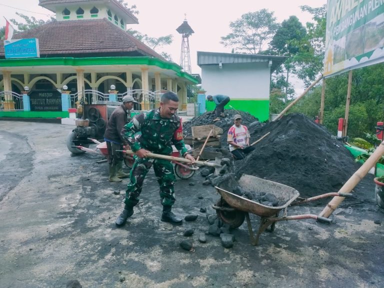 KolaborasiBabinsa dan Warga Desa Tamanayu: Rehabilitasi Pagar Masjid Baitur Rohman