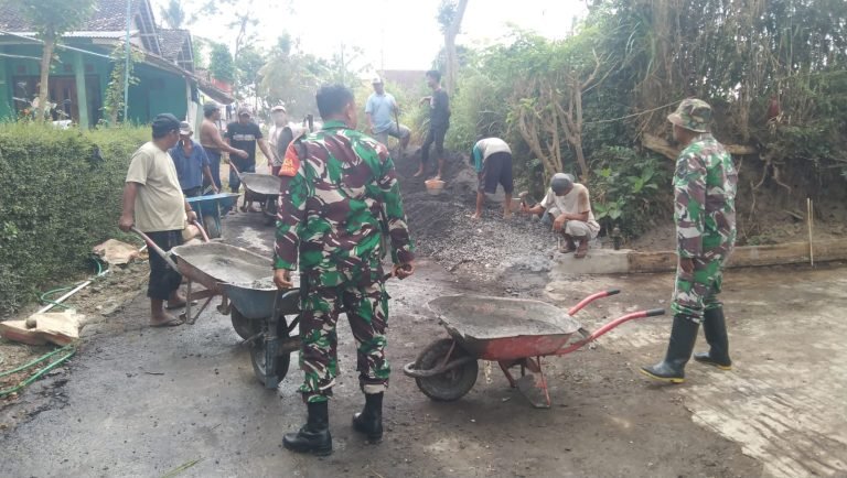 Babinsa Sentul Dampingi Kegiatan Karya Bakti Pembangunan Jalan Rabat Beton di Dusun Wangkit