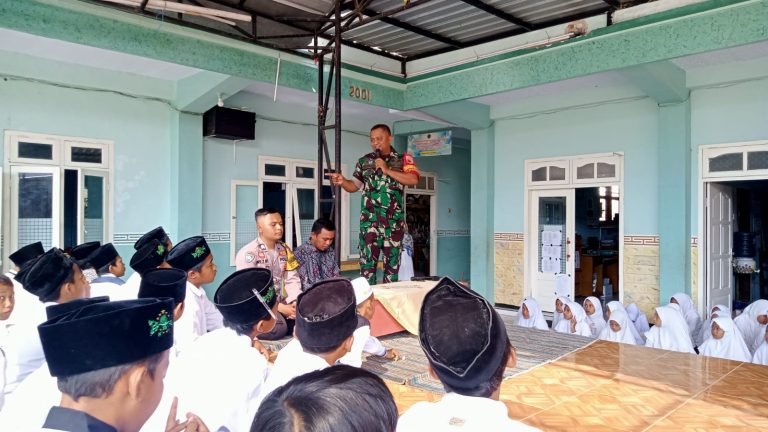 Babinsa dan Bhabinkamtibmas Petahunan, Berikan Materi Wawasan Kebangsaan kepada puluhan Siswa MI Nurul Islam