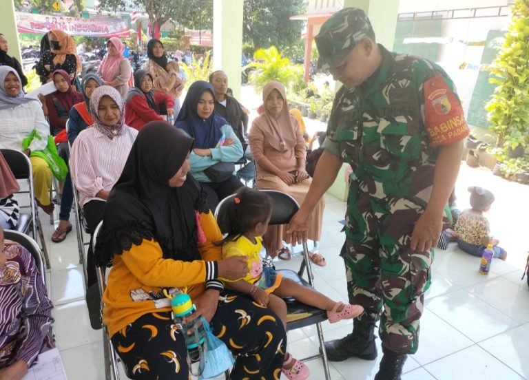 Babinsa Padang Ajak Warga Aktif Bawa Balita ke Posyandu untuk Pemantauan Kesehatan