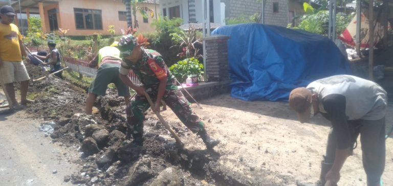 BabinsaKenongo Bersama Warga Laksanakan Kerja Bakti Pemasangan Pipa Air Bersih