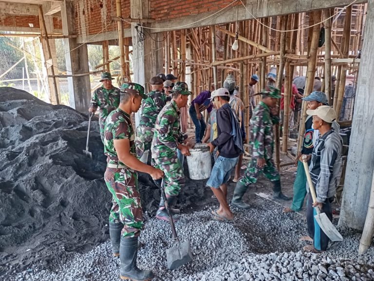 Karya Bakti Koramil Tempeh dan Warga: Gotong Royong Pengecoran Atap Rumah Ibadah