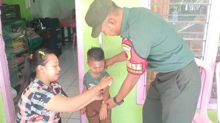 Babinsa Mlawang Lakukan Pendampingan Kegiatan Imunisasi di Posyandu Alpukat