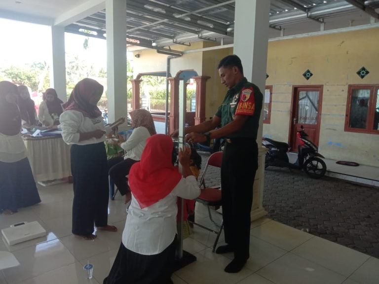 Pendampingan Babinsa Ranuwurung Dalam Kegiatan Posyandu, Dorong Kesehatan Warga Balita dan Ibu Hamil