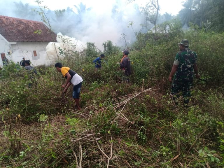 Upaya Mewujudkan Lingkungan Bersih dan Nyaman Babinsa Jugosari Bersama Warga Kerja Bakti Pembersihan Semak Belukar di Dusun Krajan
