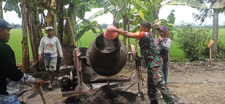 Wujud Nyata Gotong Royong untuk Pembangunan Desa: Kerja Bakti Pembangunan Jalan Rabat Beton di Desa Rojopolo