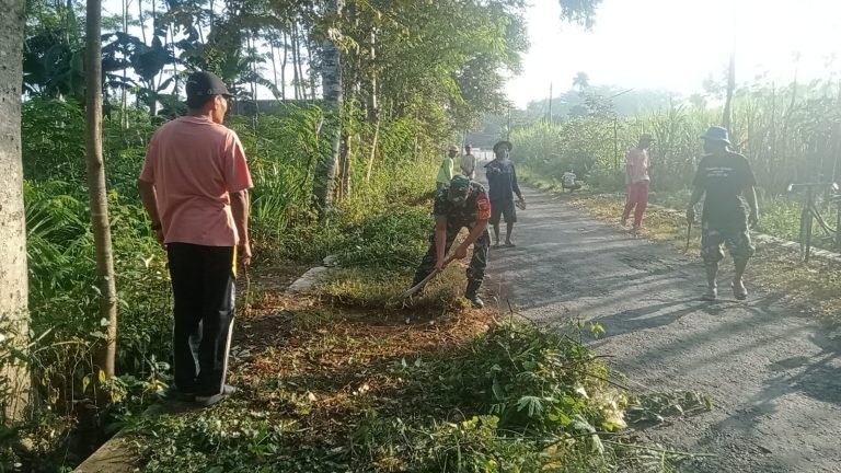 Babinsa Bersama Warga Gelar Kerja Bakti Pembersihan Jalan di Dusun Ketangi, Wujud Kepedulian Lingkungan