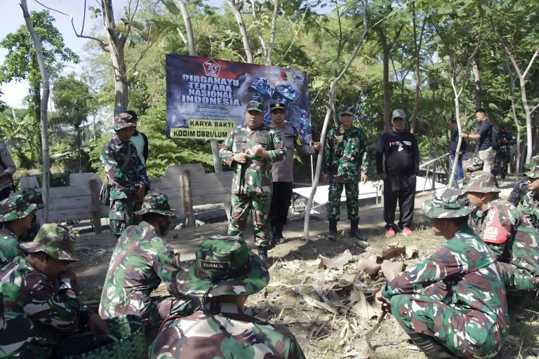 Peringati HUT TNI ke-79, Kodim 0821 Lumajang Gelar Karya Bhakti Pembersihan Wisata Tumpak Selo
