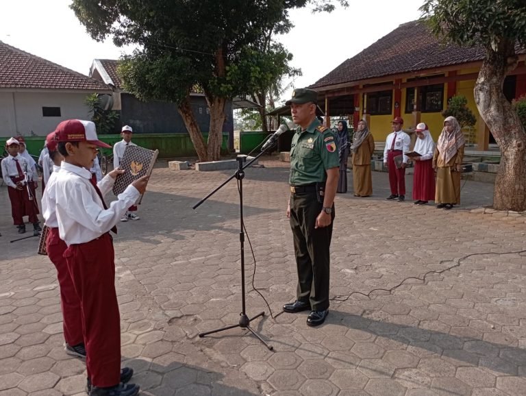 Danposramil 0821-05/Kedungjajang Berikan Wawasan Kebangsaan saat Jadi Irup Upacara di SDN Pandansari 01