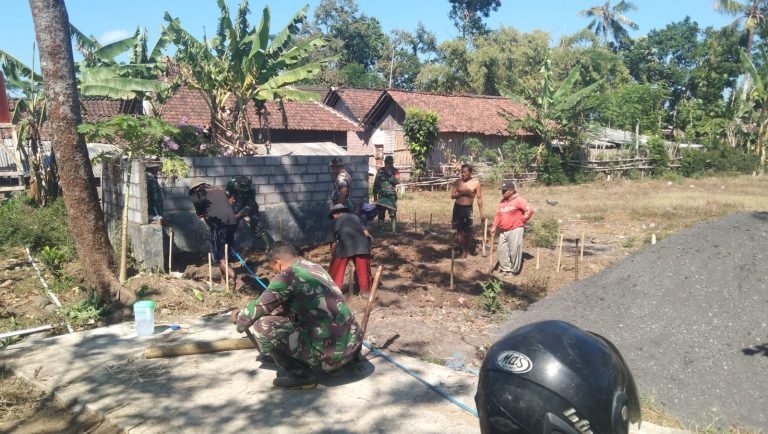 Babinsa Sentul Bersama Warga Gotong Royong Gali Pondasi untuk Pembangunan Bak Penampungan Air Bersih