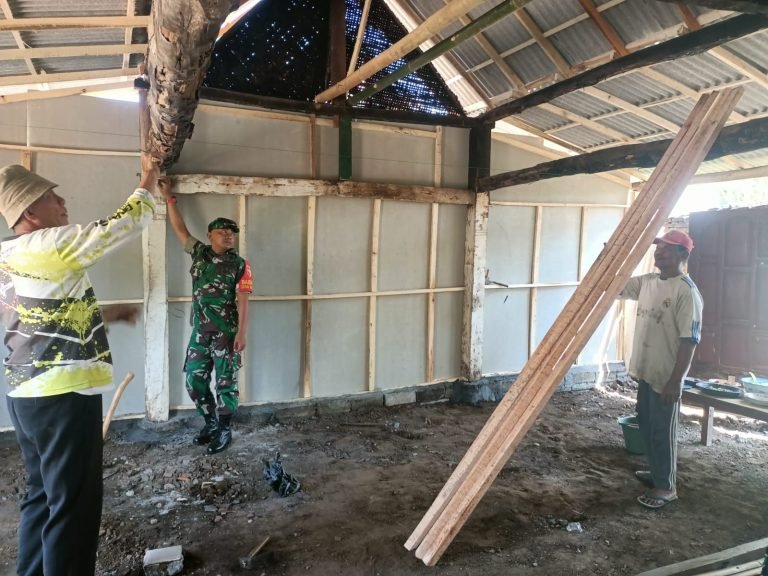 WujudkanKebersamaan, Babinsa Bodang dan Warga Tanjung Bersatu Bantu Renovasi Rumah YangKebakaran