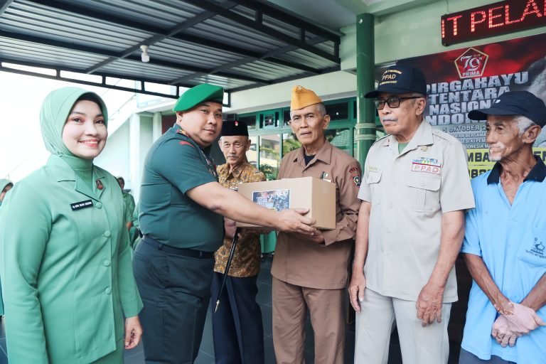 Kodim 0821Lumajang Gelar Bhakti Sosial dalam Peringatan HUT ke-79 TNI : 100 Paket SembakoDibagikan kepada Masyarakat dan Veteran.