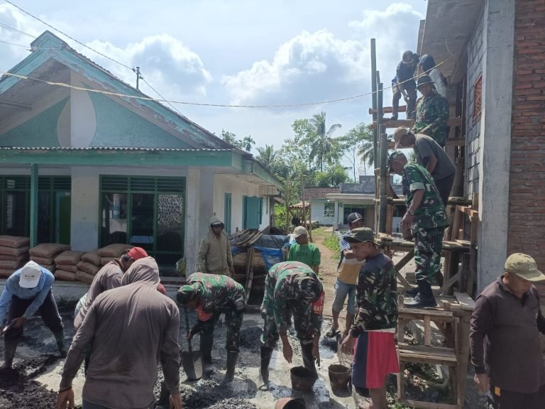 Koramil0821-04/Gucialit Bersama Warga Laksanakan Karya Bakti Pengecoran Atap MusalaNurul Jadid