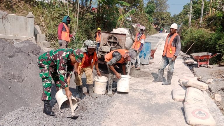 Gotong Royong Wujudkan Pembangunan Infrastruktur Desa: Babinsa dan Warga Sawaran Lor Bangun Jalan Rabat Beton