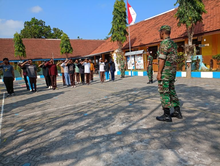 Babinsa Ranubedali Mantapkan Persiapan Siswa MA I’anatut Tholibin untuk Lomba PBB Perwakilan Kontingen Ranuyoso