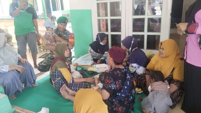Babinsa Salak Dukung Kelancaran Pelayanan dan Edukasi di Posyandu Anggrek Desa Salak