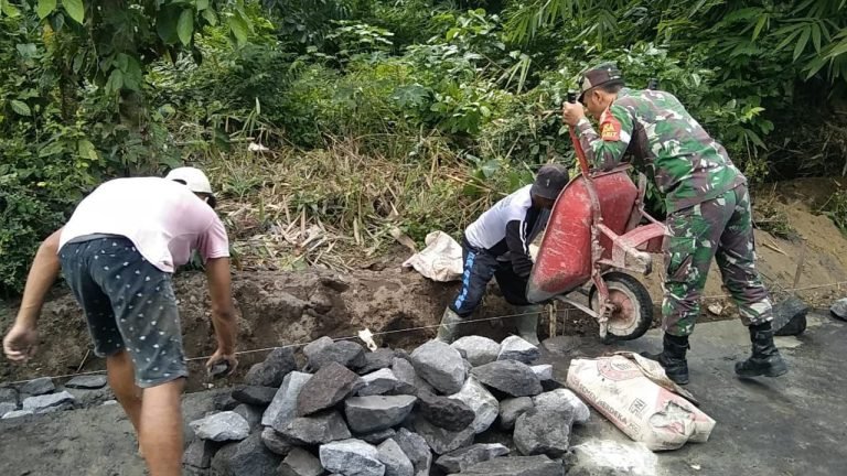 Kerja Bakti Drainase di Tambahrejo: Babinsa Ajak Warga Jaga Infrastruktur Desa