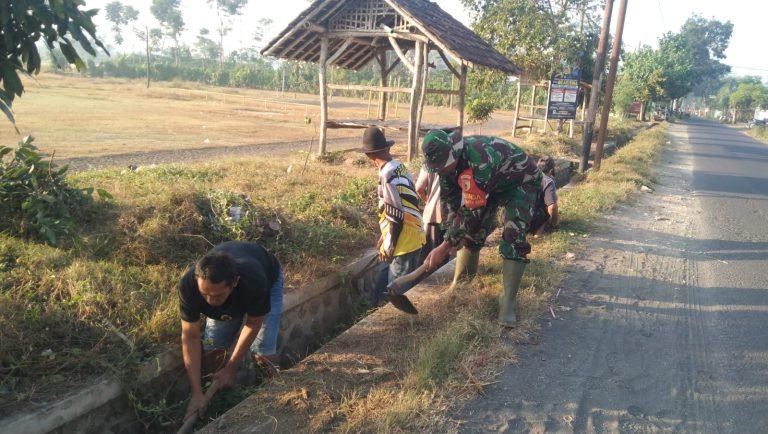Peduli Kebersihan, Babinsa Tempeh Kidul Bersama Warga Ngebruk Kerja Bakti Bersih Selokan
