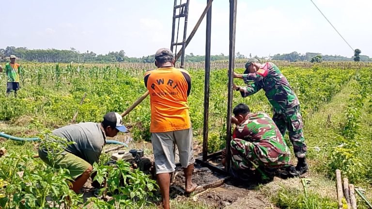 Babinsa Darungan Dampingi Pengeboran Sumber Air untuk Pengairan Lahan Pertanian