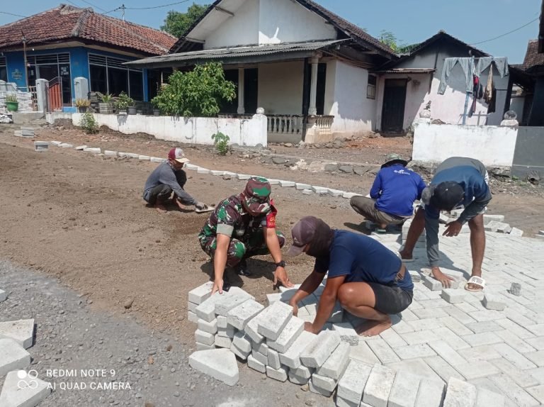 Babinsa Kaliboto Lor, Kawal Pembangunan Infrastruktur Jalan Paving Block di Dusun Krajan