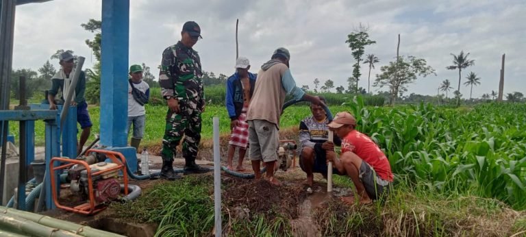 Pendampingan TNI dalam Pembuatan Sumur Bor Resapan untuk Tingkatkan Produktivitas Pertanian di Tekung