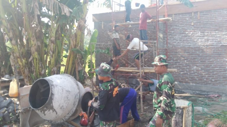 TNI Rowokangkung, Turut Berpartisipasi dalam Pengecoran Ruang Kelas MI Ma’arif NU Bustanul Ulum