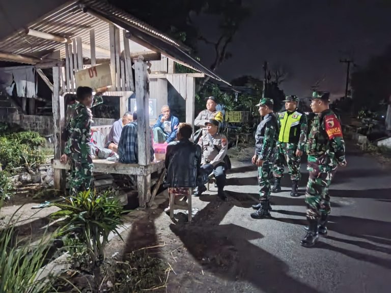 Tingkatkan Keamanan Lingkungan di Wilayah, Personel TNI-Polri Sumbersuko Gelar Patroli Gabungan