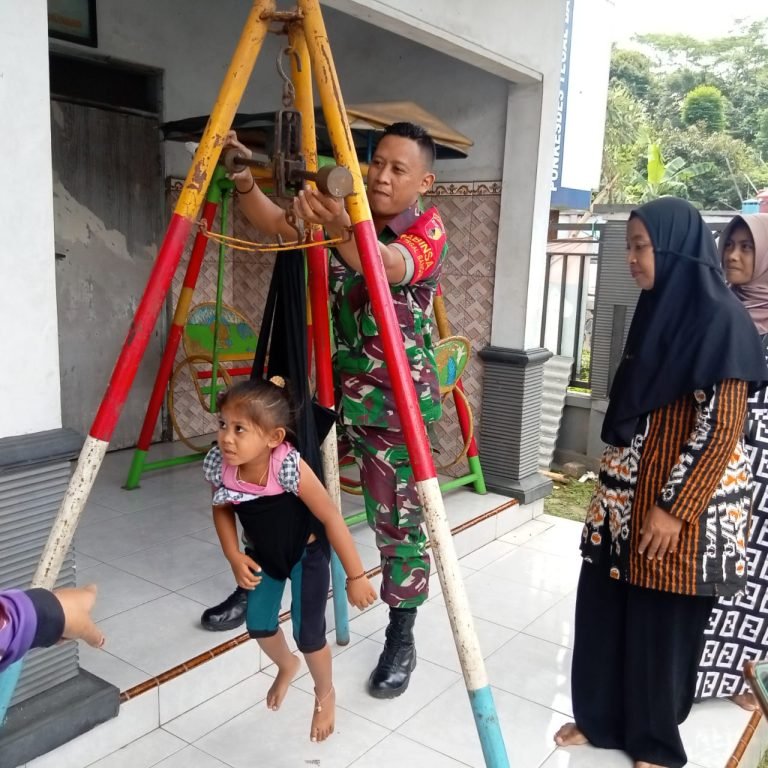 Babinsa Mojo Dampingi Bidan Desa Monitoring Kegiatan Posyandu