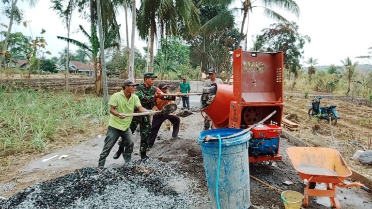 Kerja Bakti Pembangunan Jalan Rabat Beton di Grobogan: Sinergi Babinsa dan Warga untuk Akses Lebih Baik